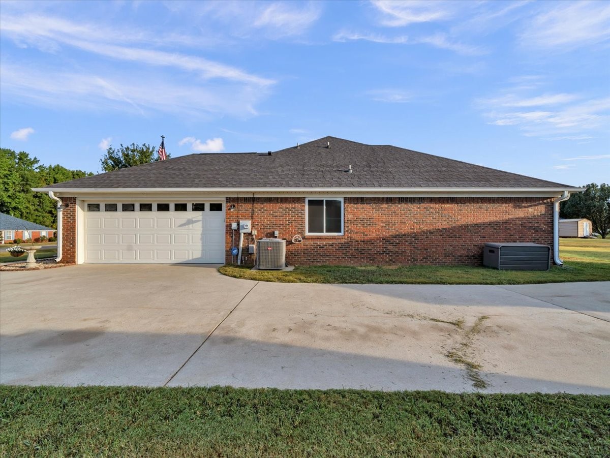 129 Edgebrook Dr Property Photo 3