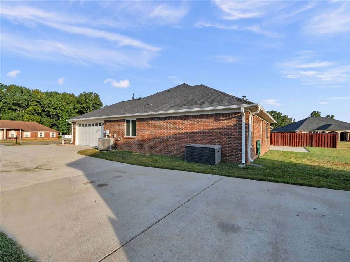 129 Edgebrook Dr Property Photo 4
