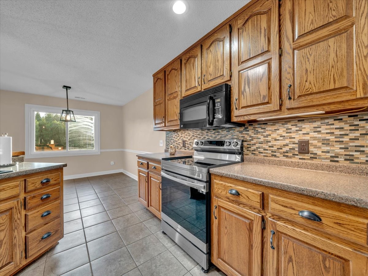 129 Edgebrook Dr Property Photo 23