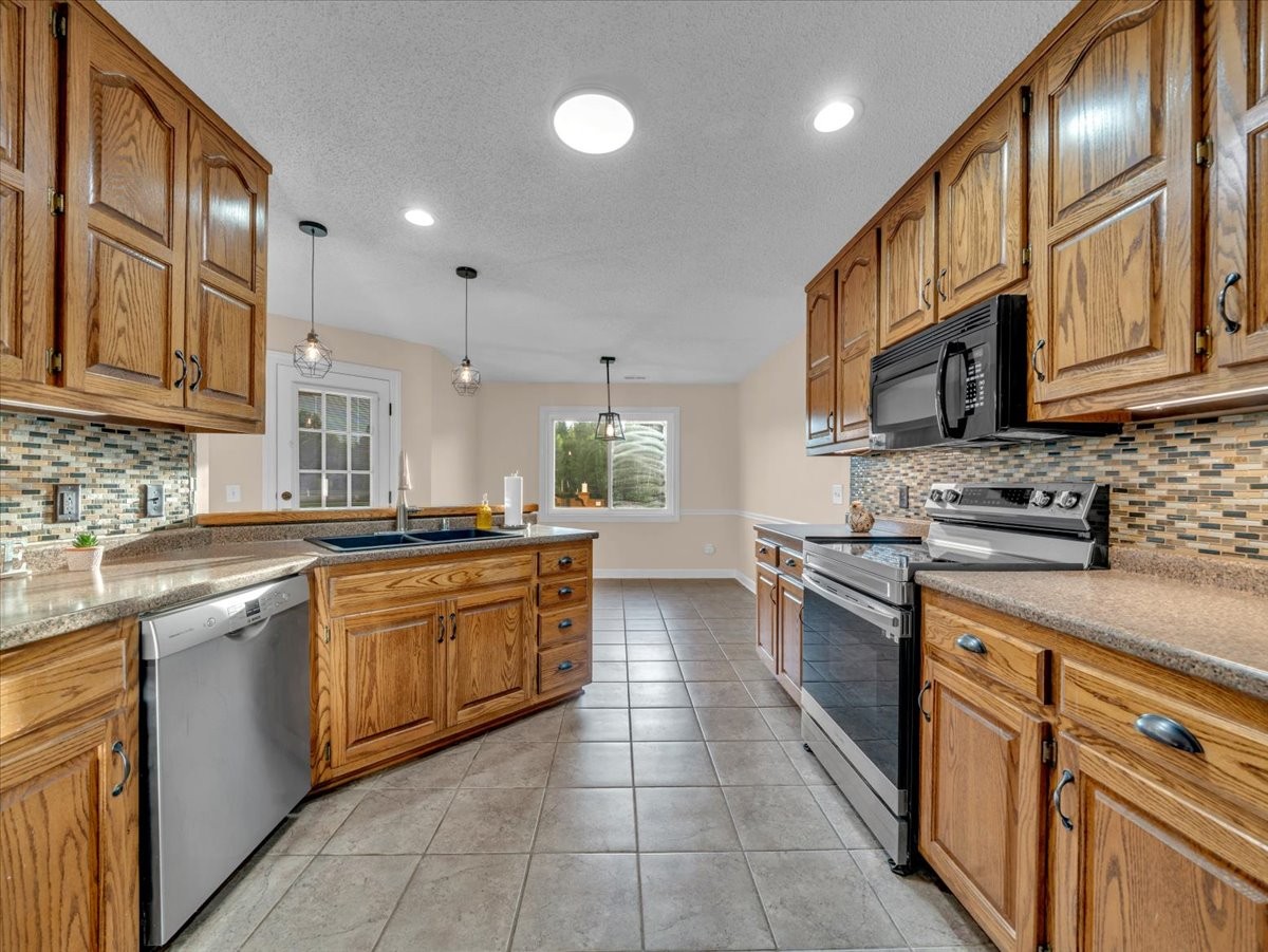 129 Edgebrook Dr Property Photo 24