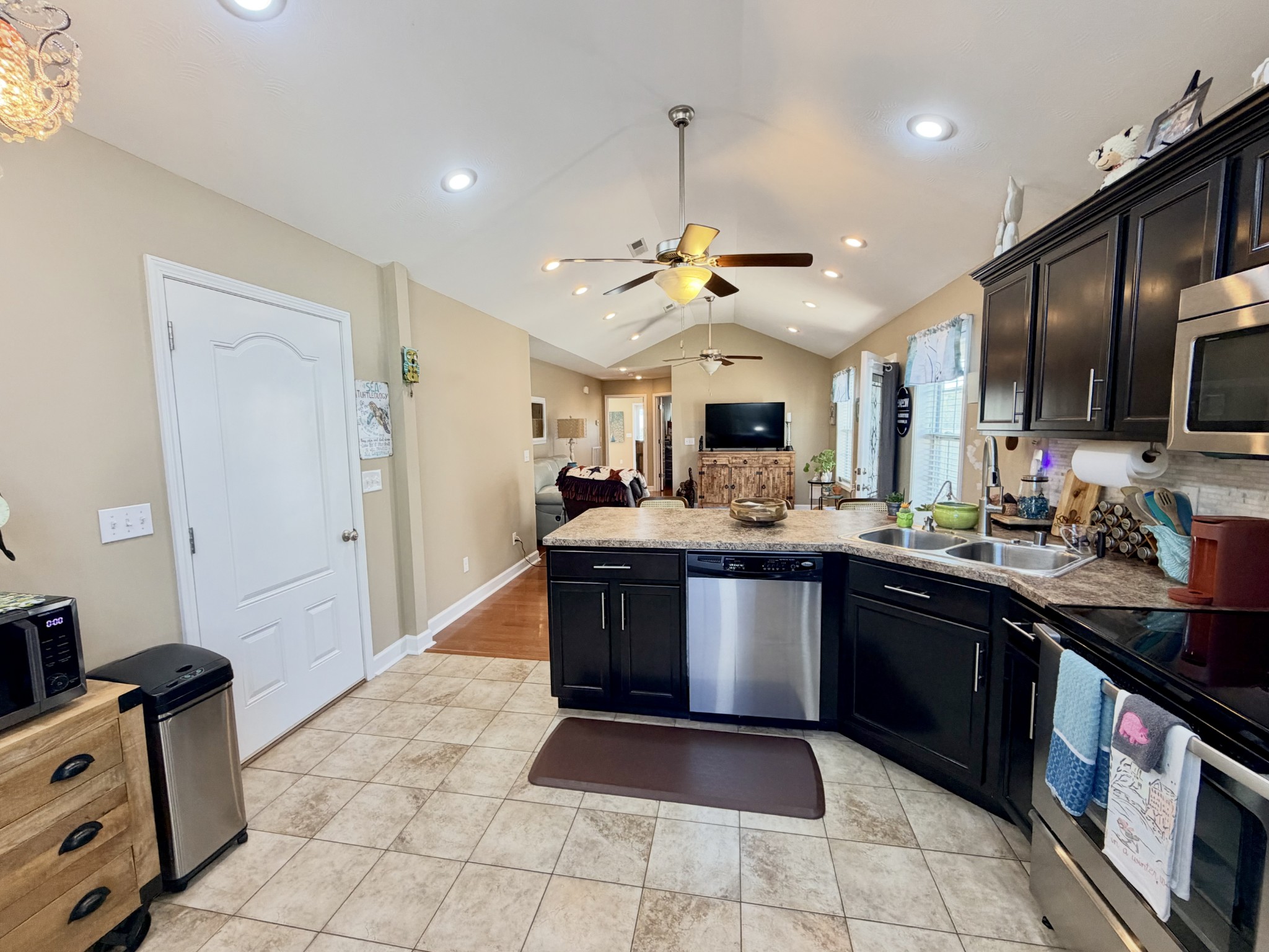 313 Abbey Way, N Property Photo 6