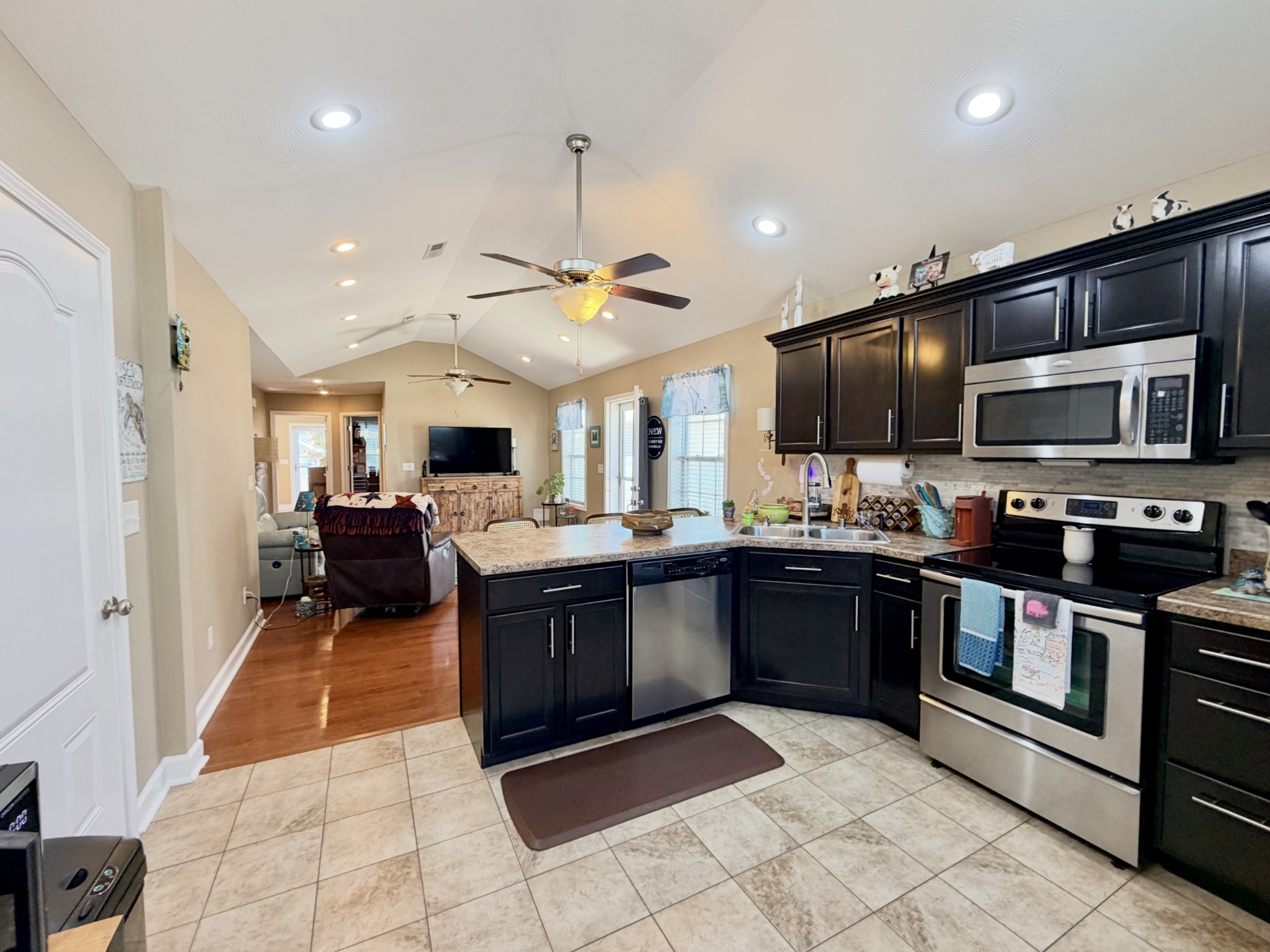 313 Abbey Way, N Property Photo 8