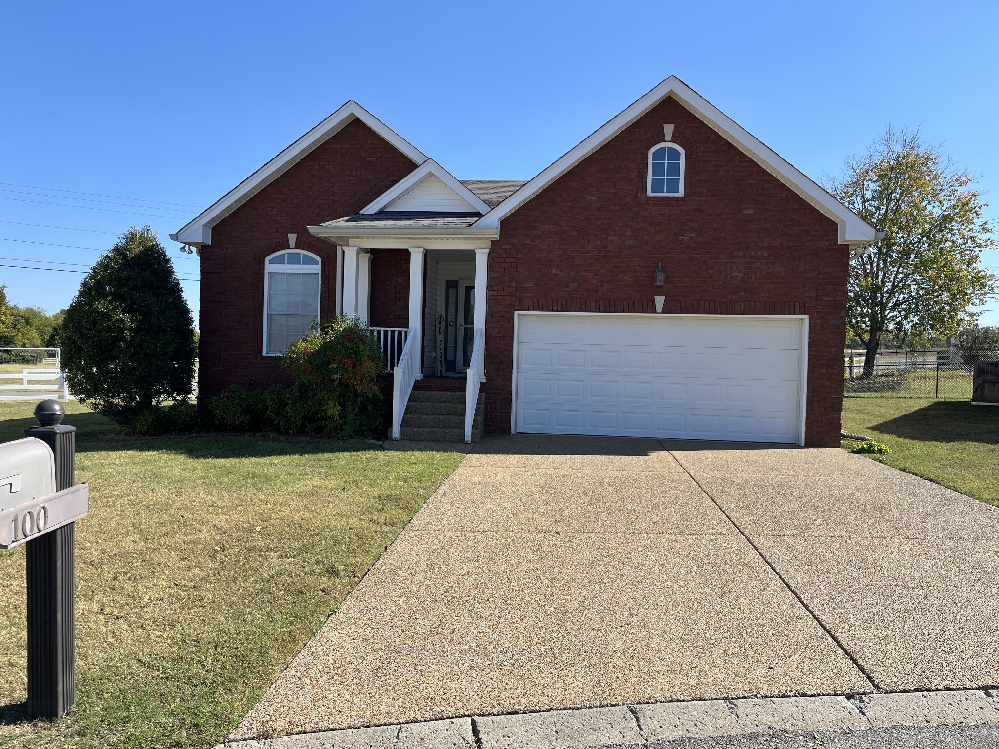 100 Cambridge Dr Property Photo 1