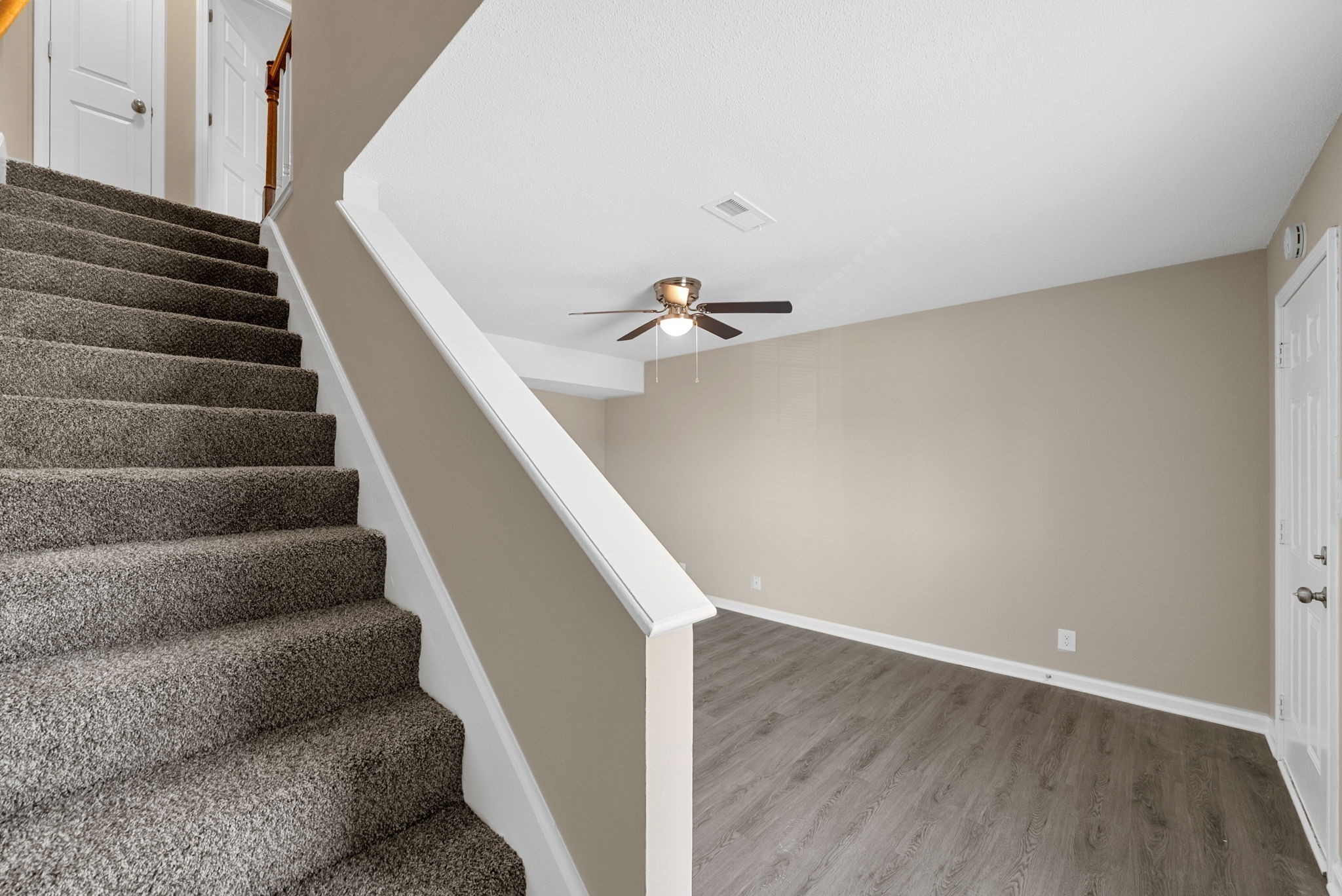 240 Winters Ct Property Photo 4