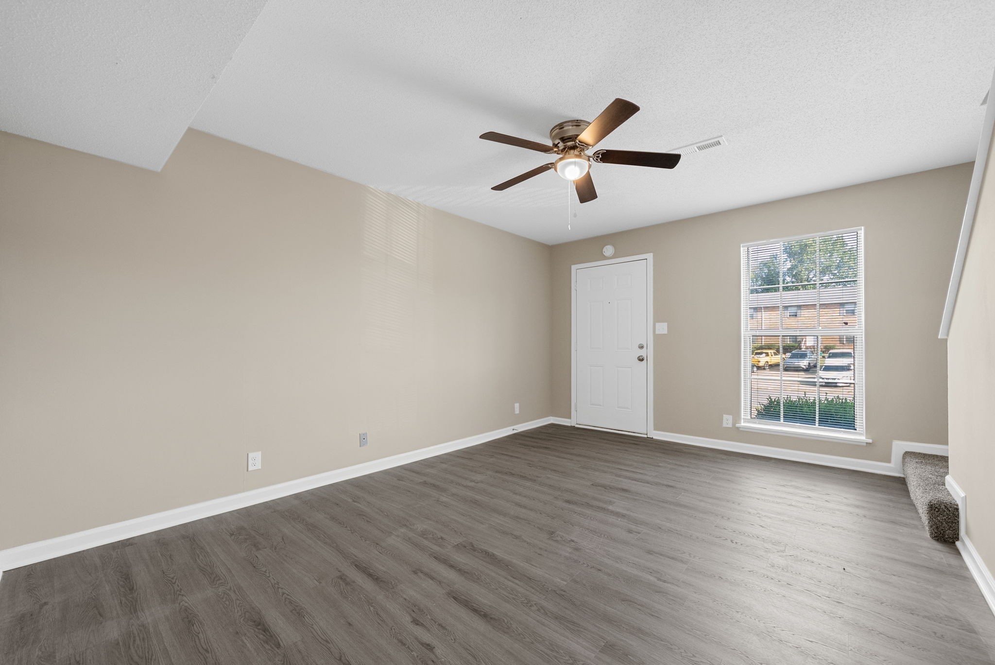 240 Winters Ct Property Photo 6