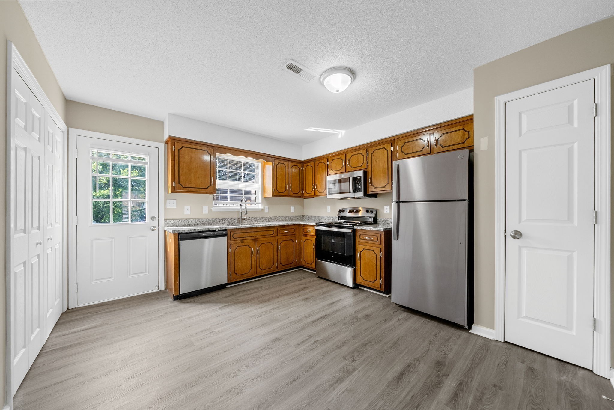 240 Winters Ct Property Photo 8