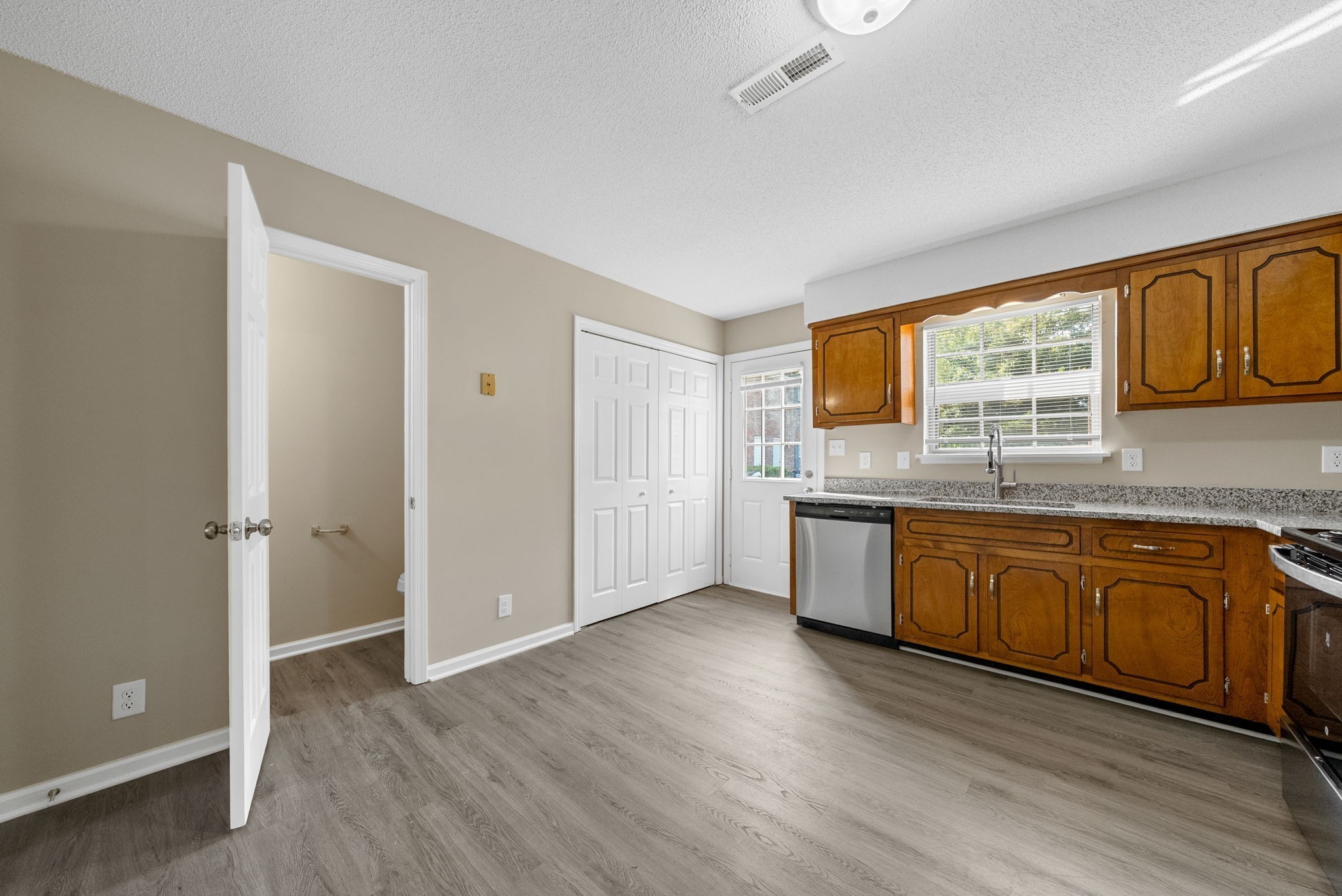 240 Winters Ct Property Photo 11