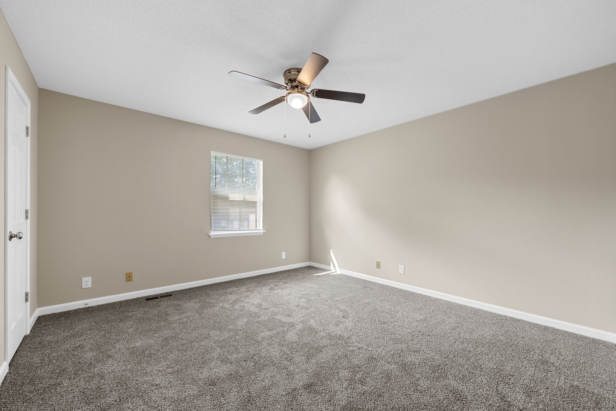 240 Winters Ct Property Photo 19