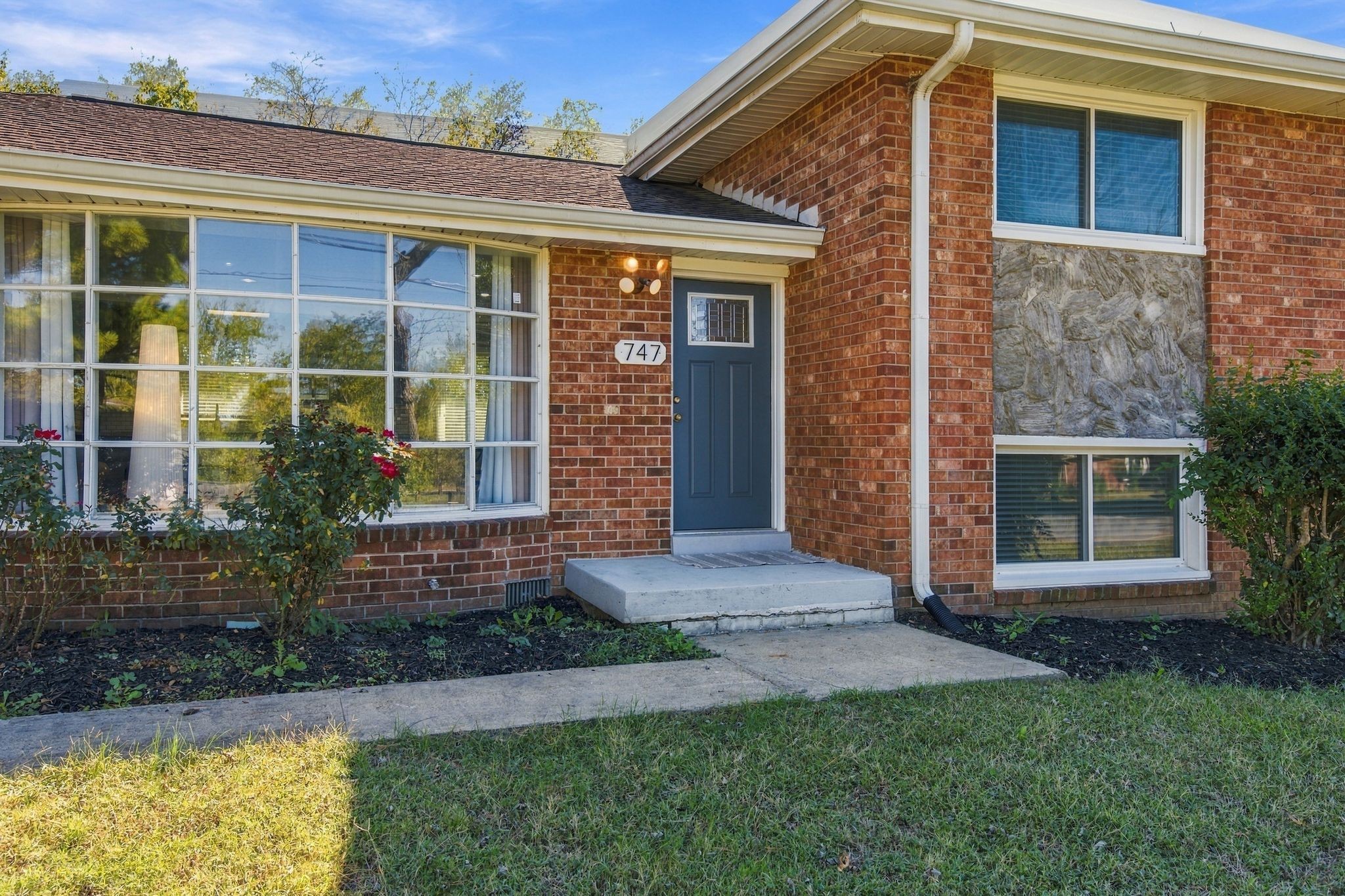 747 Rowan Dr Property Photo 3