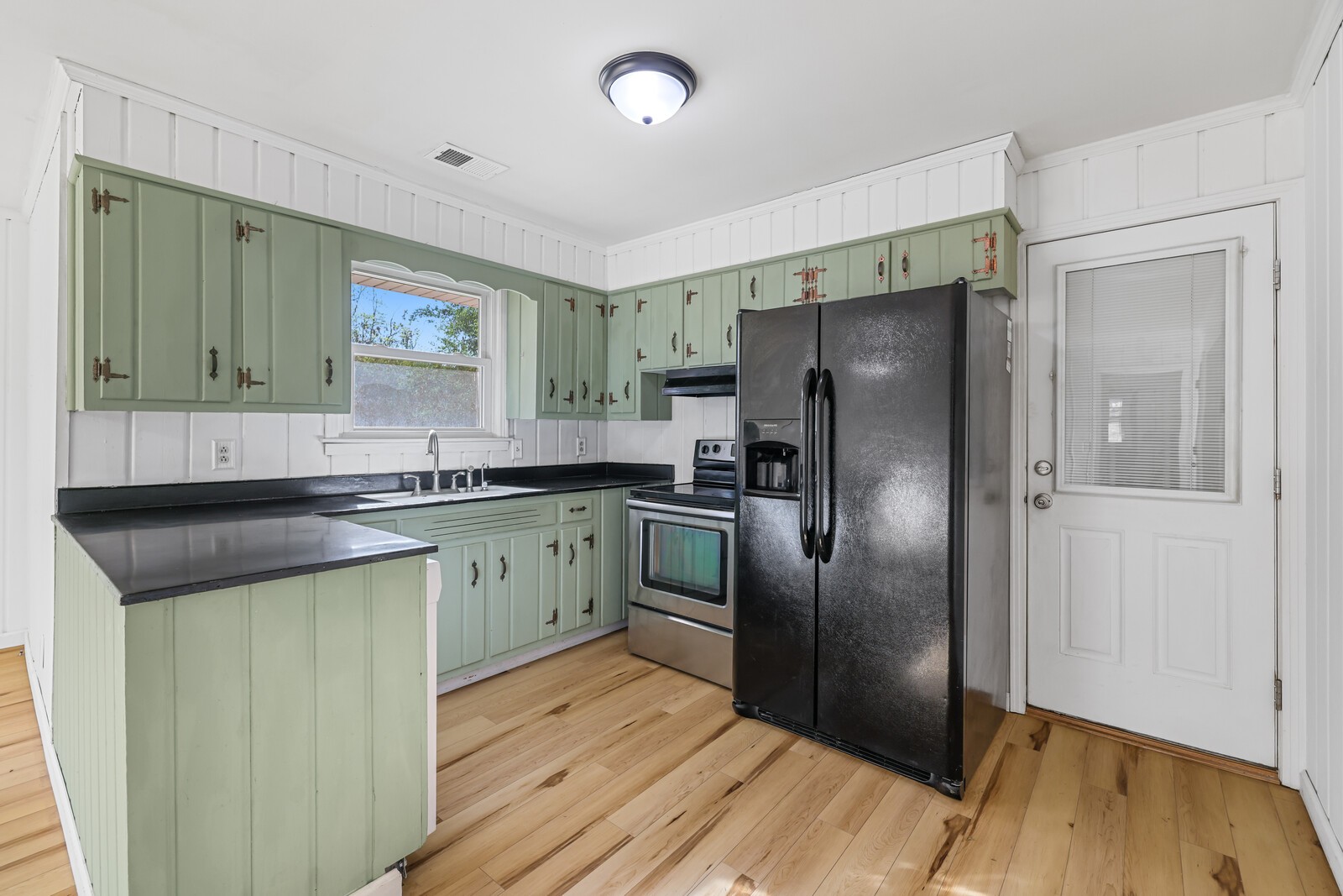445 Janette Ave Property Photo 11
