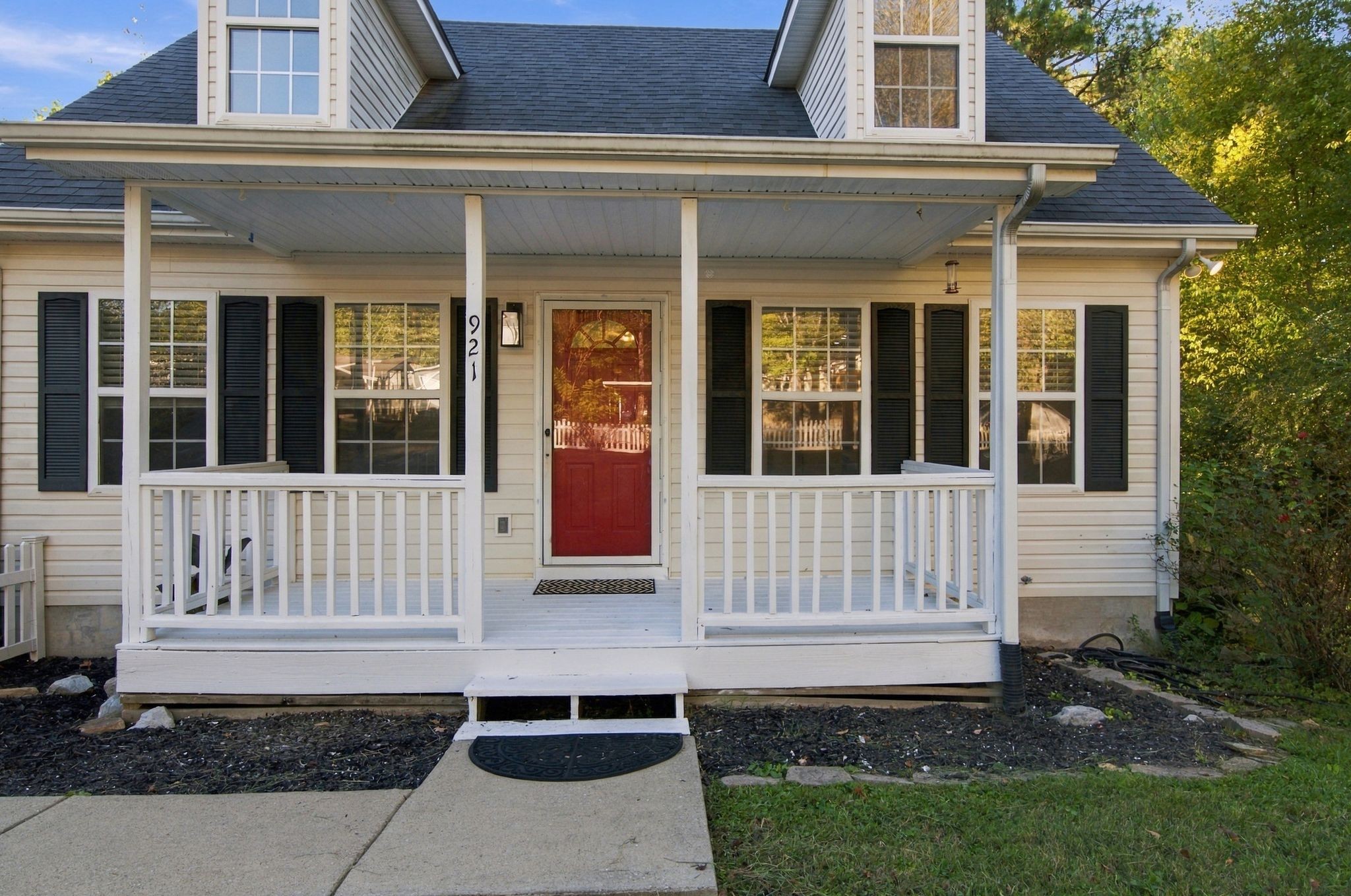 921 Jordan Cir Property Photo 2
