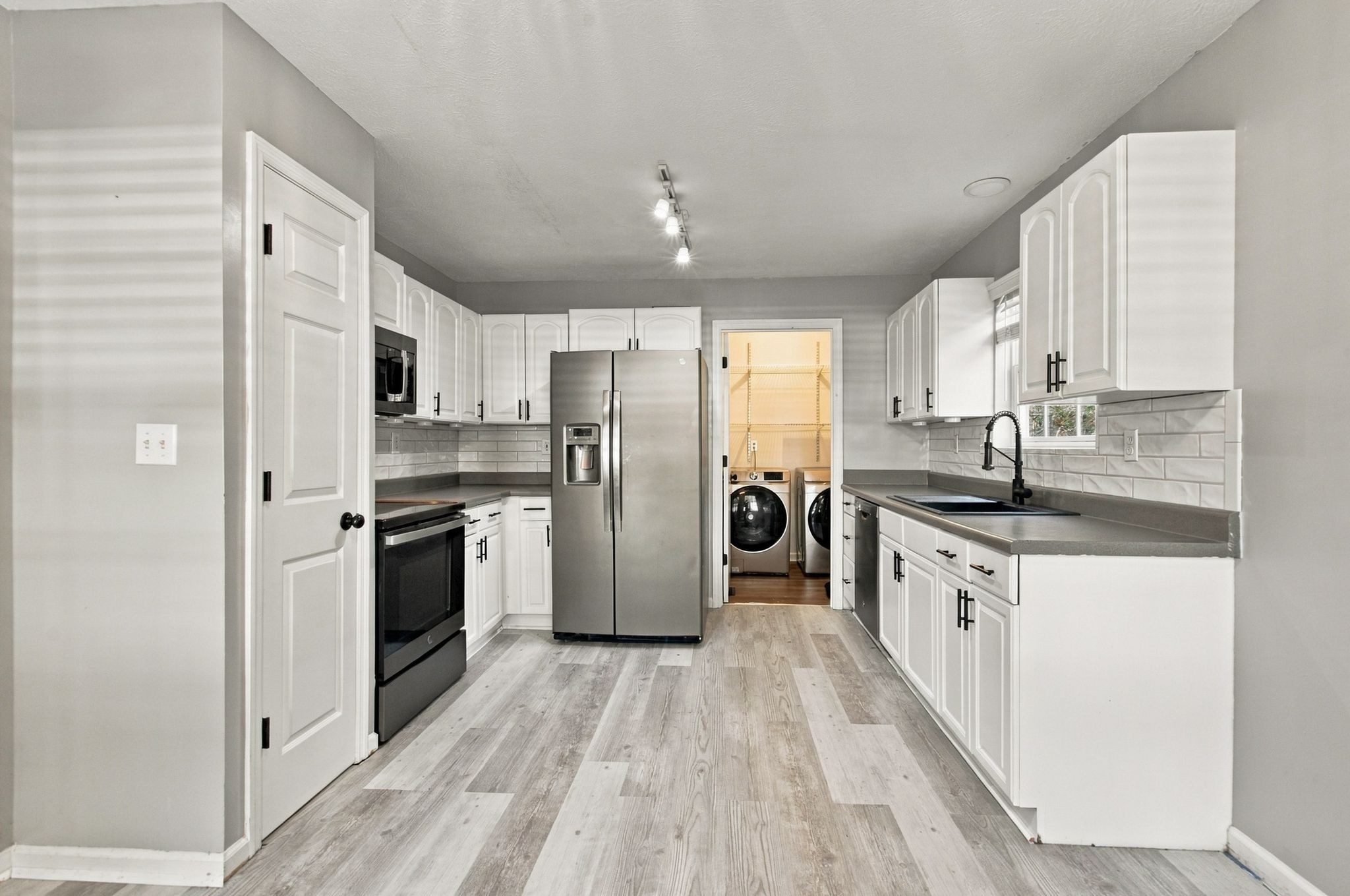 921 Jordan Cir Property Photo 6