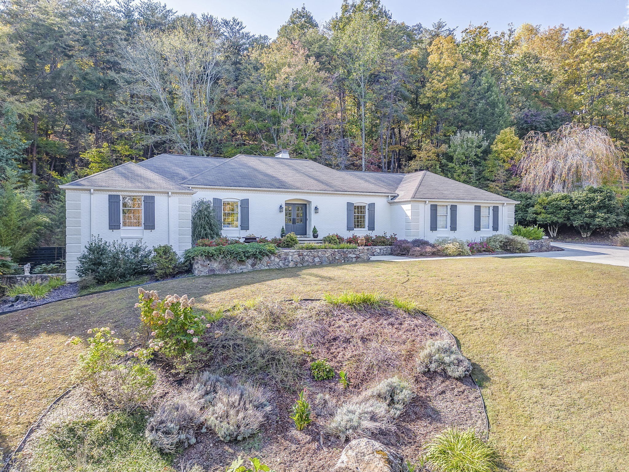 2305 Ravine Way Property Photo 1