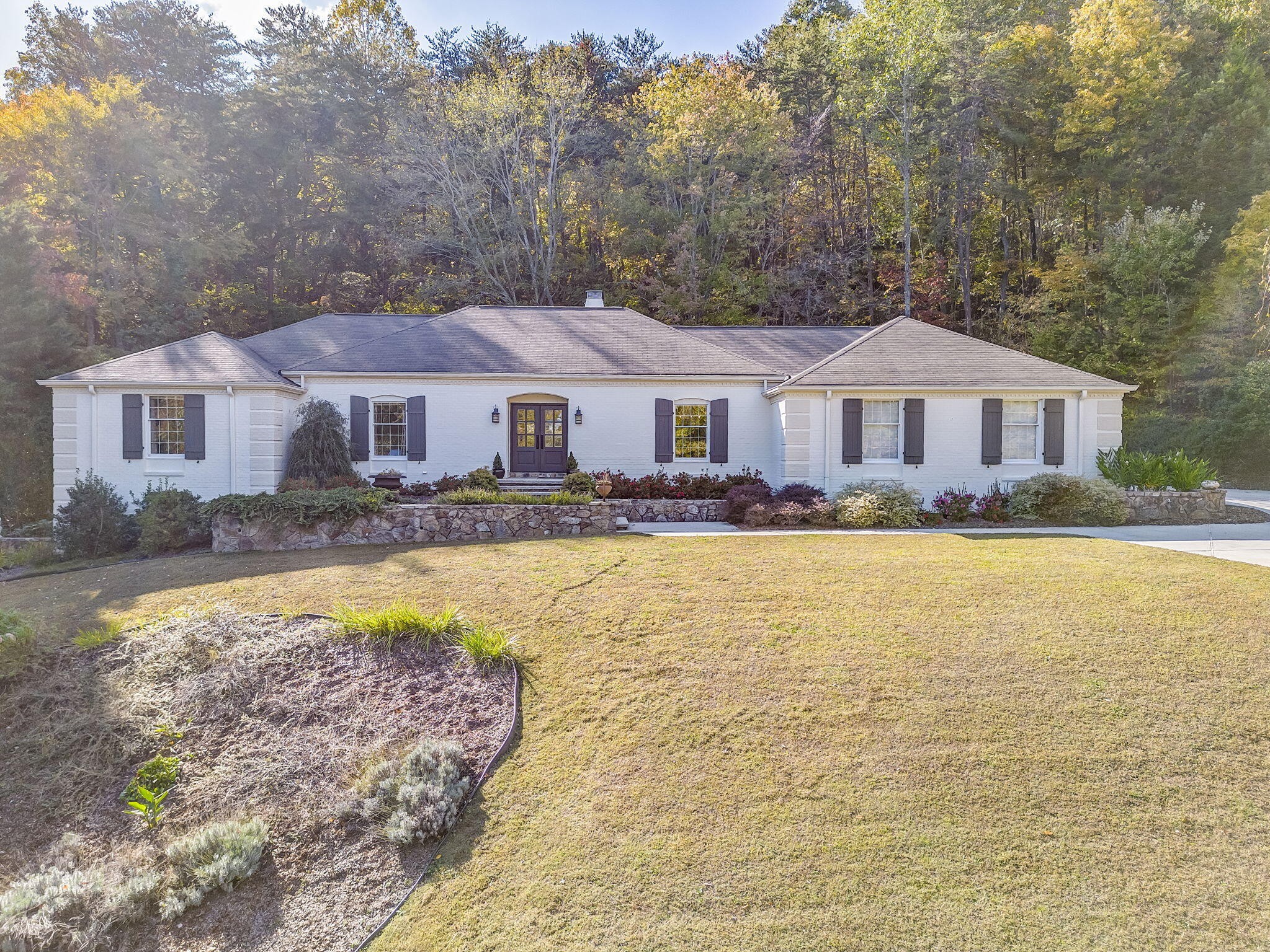 2305 Ravine Way Property Photo 3
