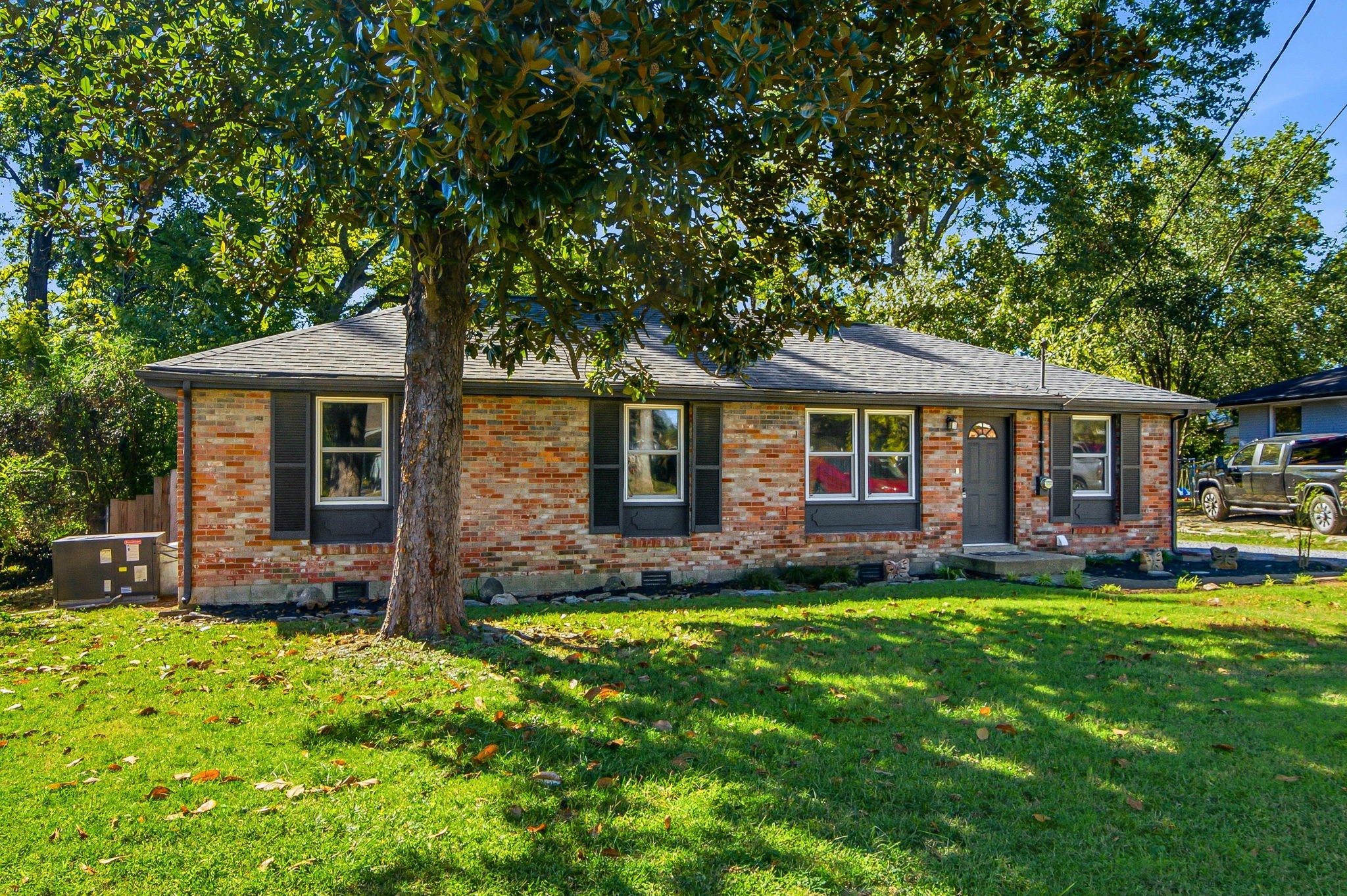5035 Bonnameade Dr Property Photo 1