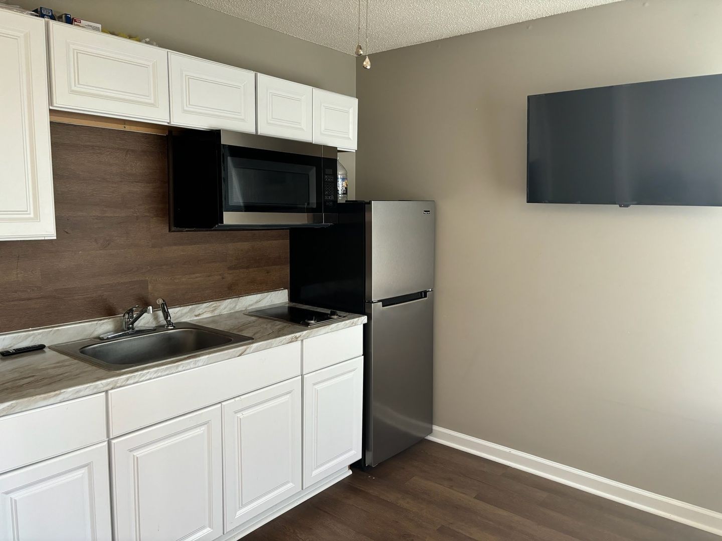 100 Waterford Dr Property Photo 3