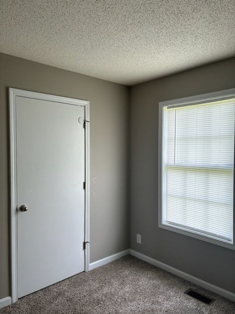 100 Waterford Dr Property Photo 7