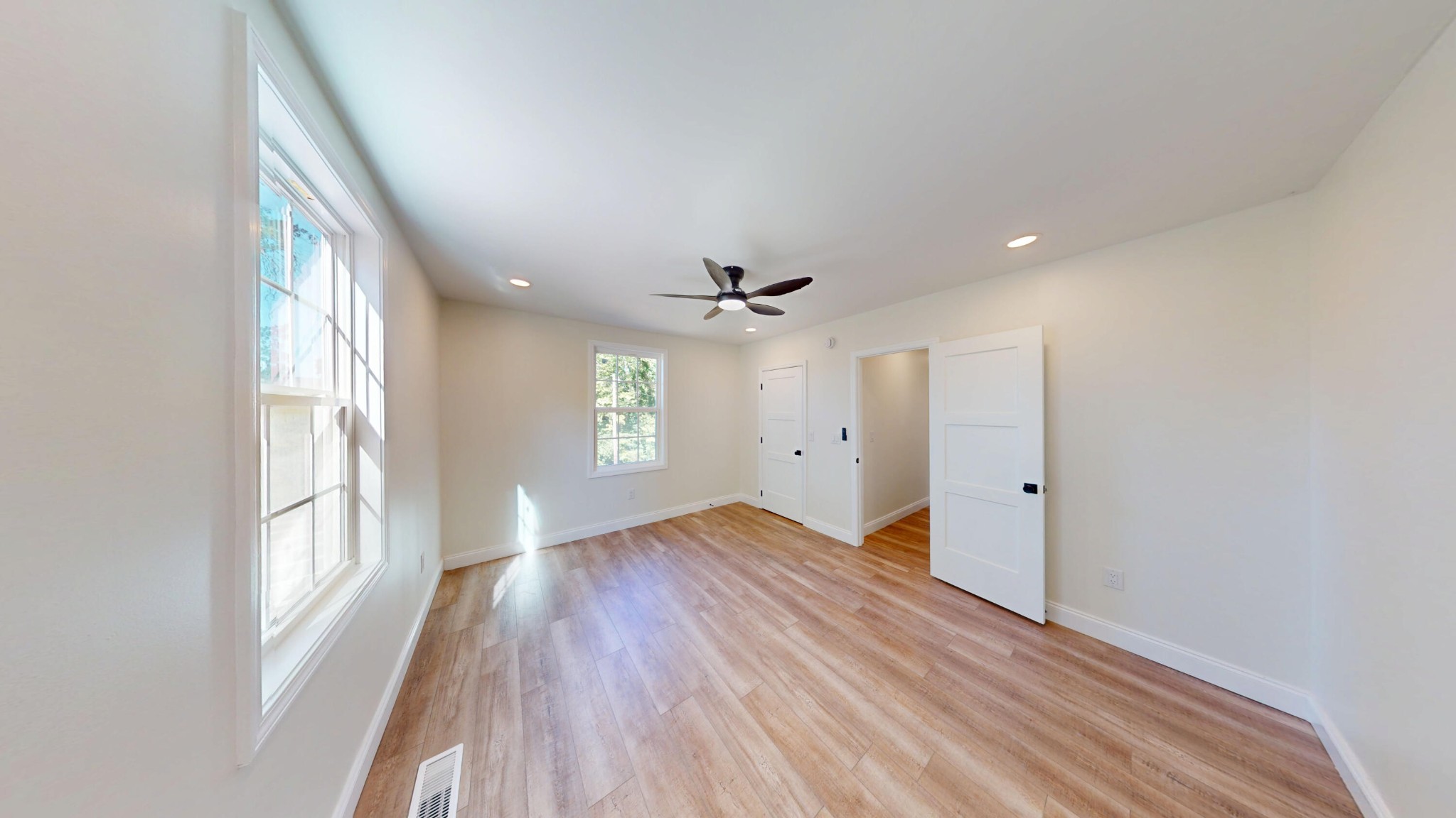 418 College Street Property Photo 15