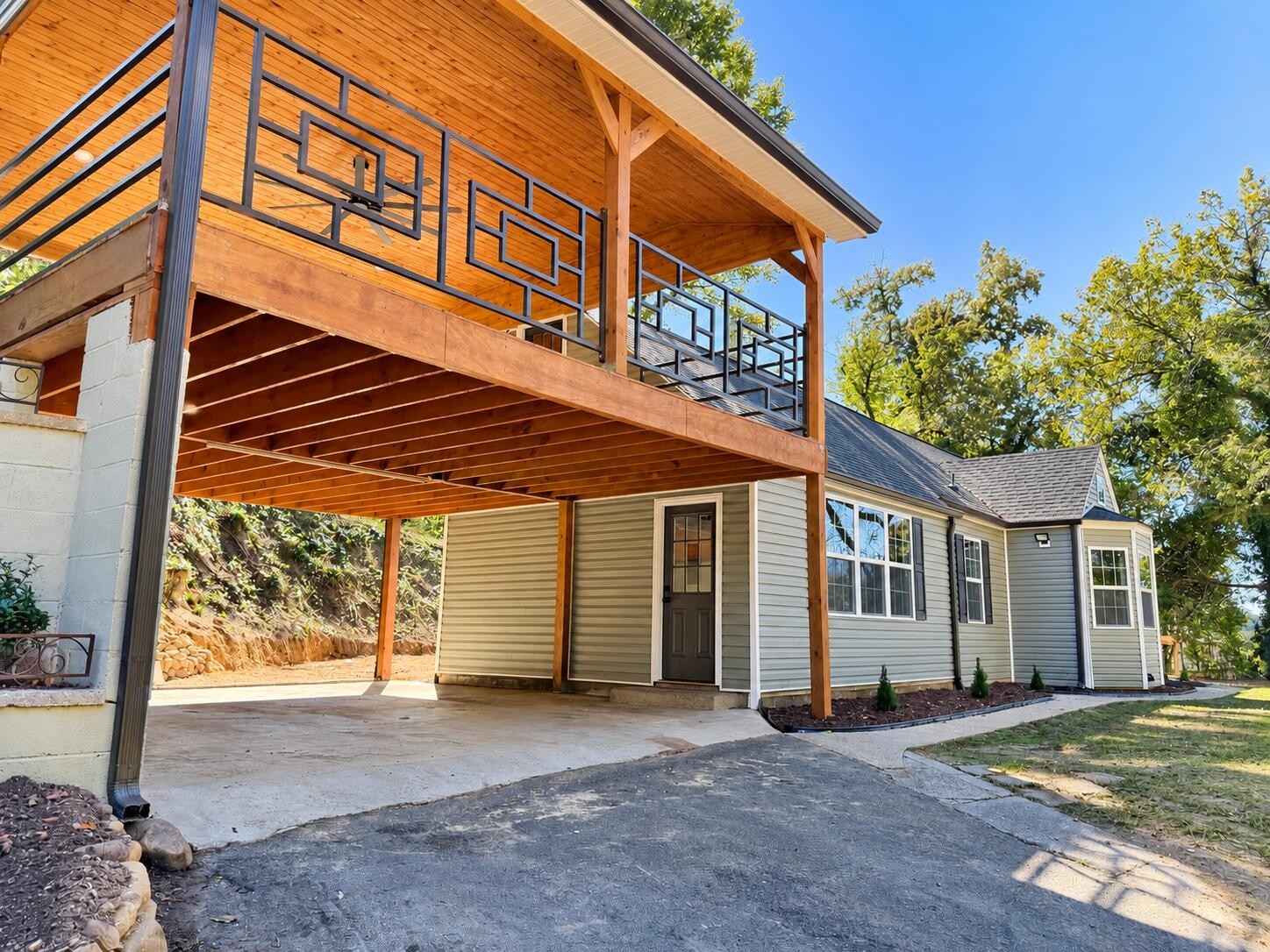 418 College Street Property Photo 24