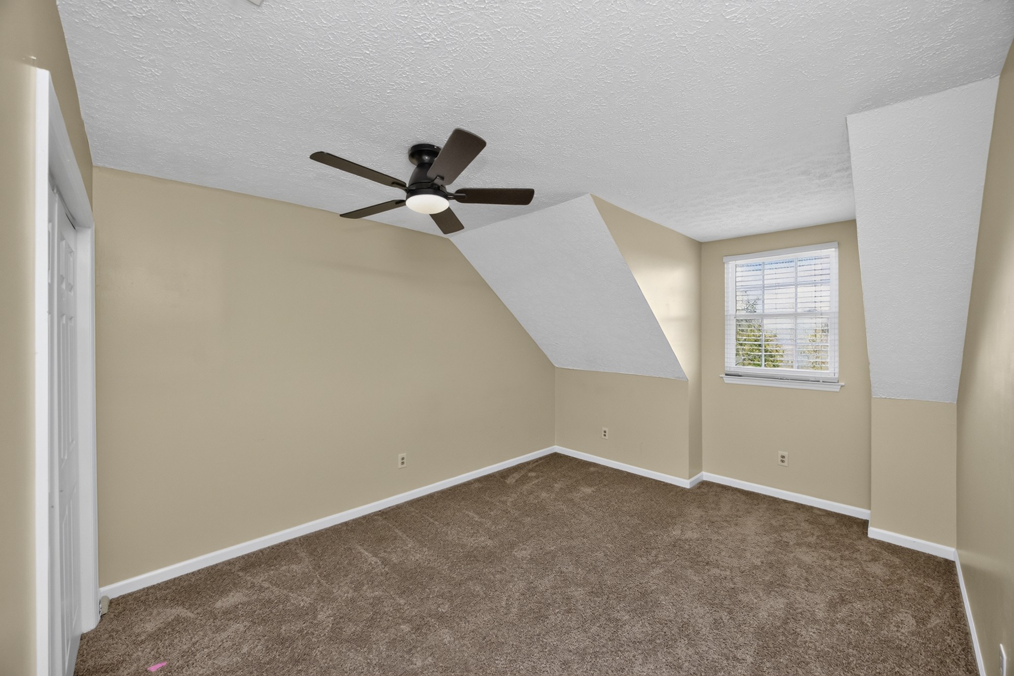 319 Deerpoint Dr Property Photo 22