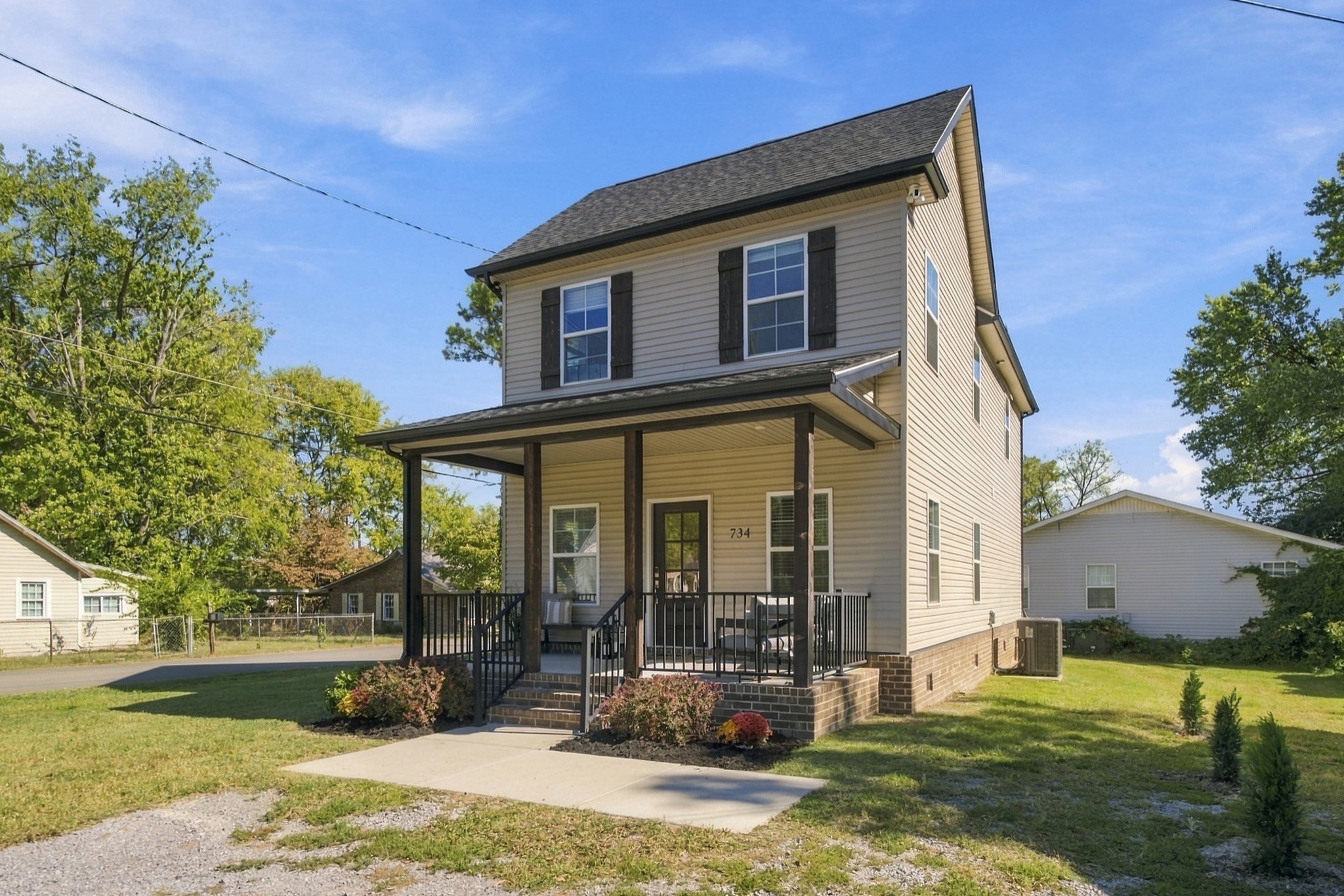 734 Lee St Property Photo 4