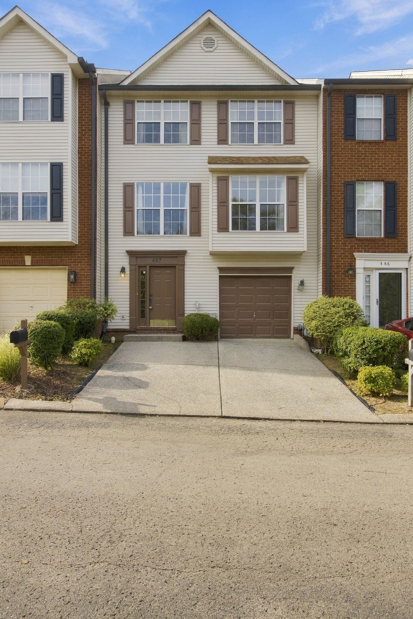 487 Huntington Ridge Dr Property Photo 1