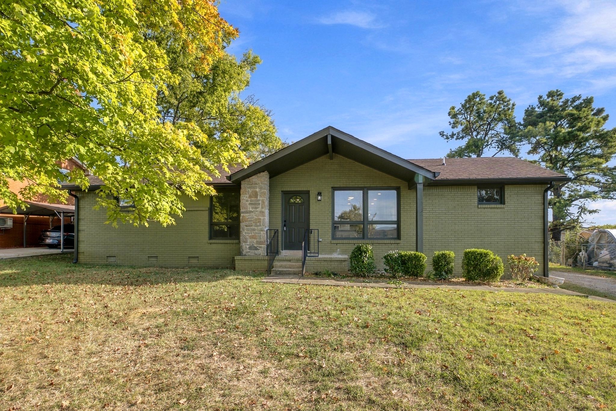 731 Work Dr Property Photo 1