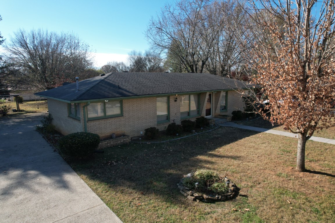 911 Greenhill St Property Photo 3