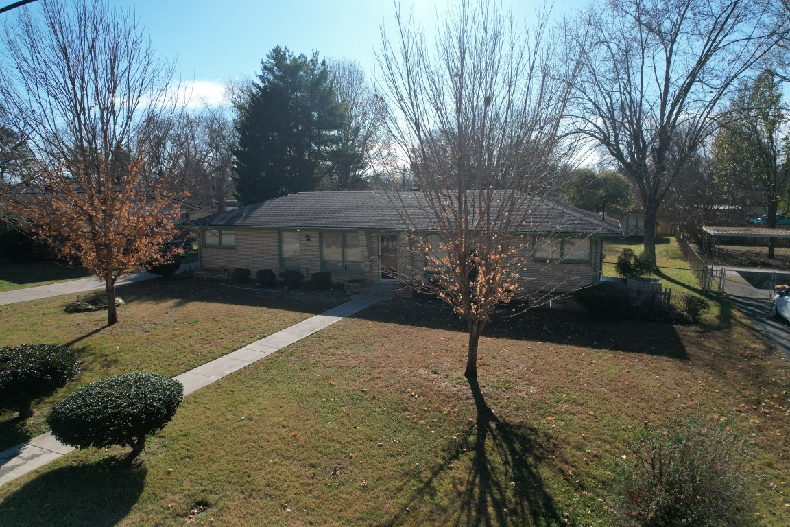 911 Greenhill St Property Photo 4