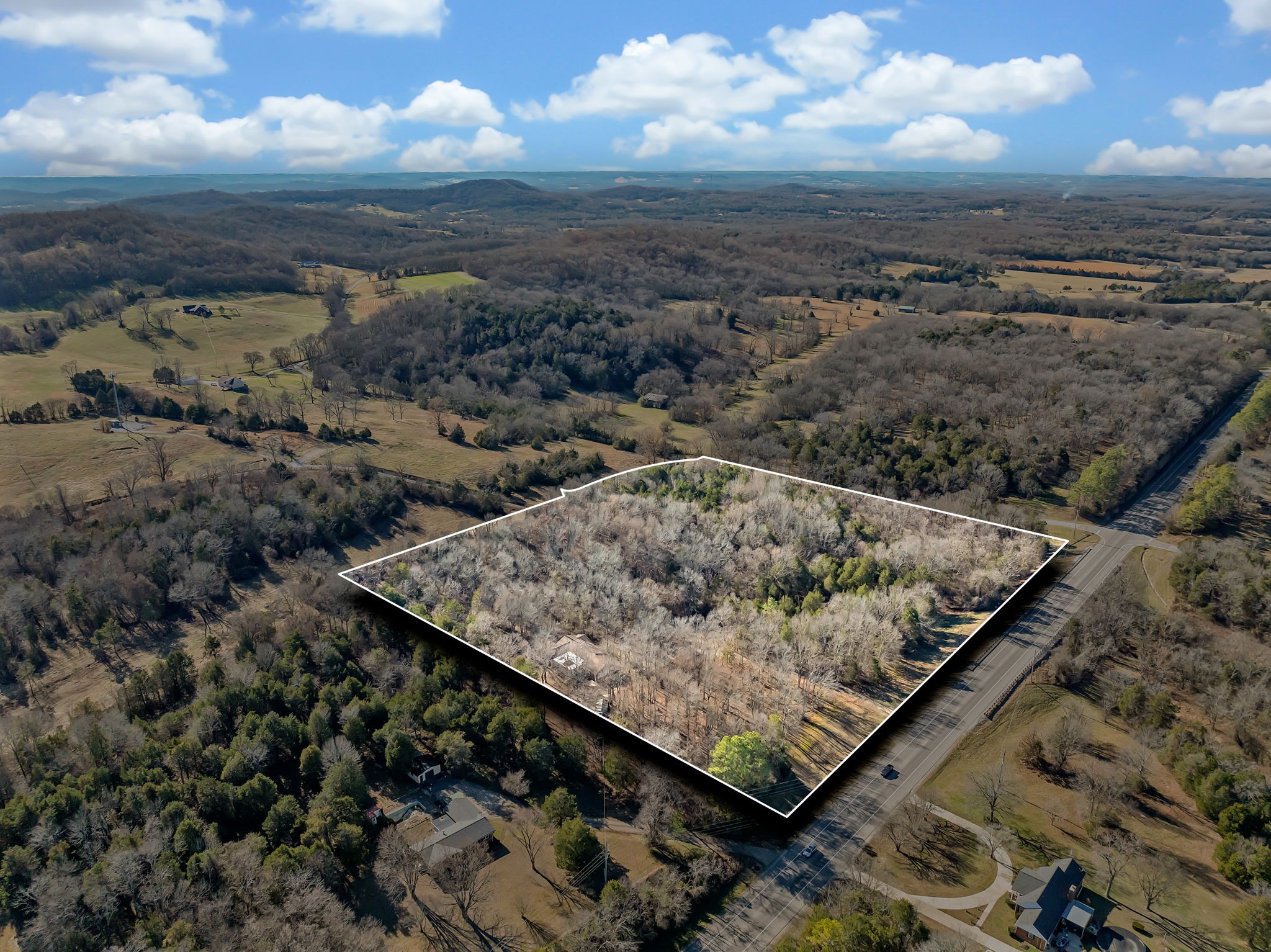 2027 New Columbia Hwy Property Photo 4
