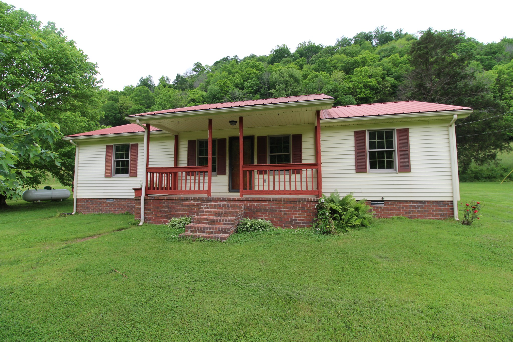 2492 Hartsville Road Property Photo 1