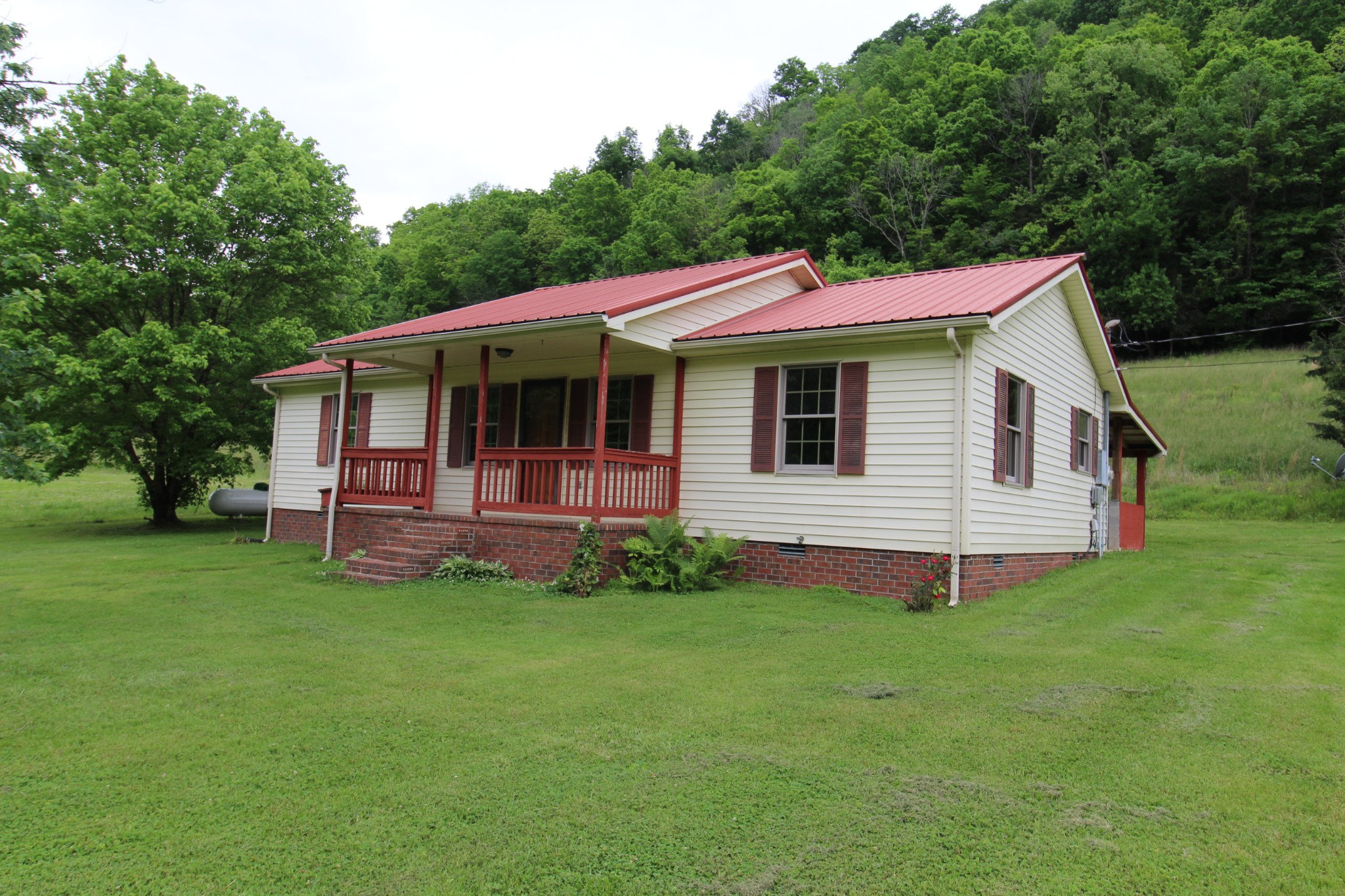 2492 Hartsville Road Property Photo 3