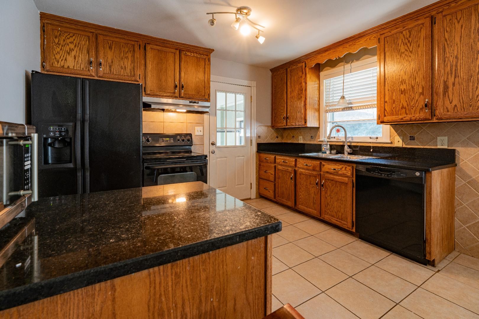 610 Glenpark Ct Property Photo 6