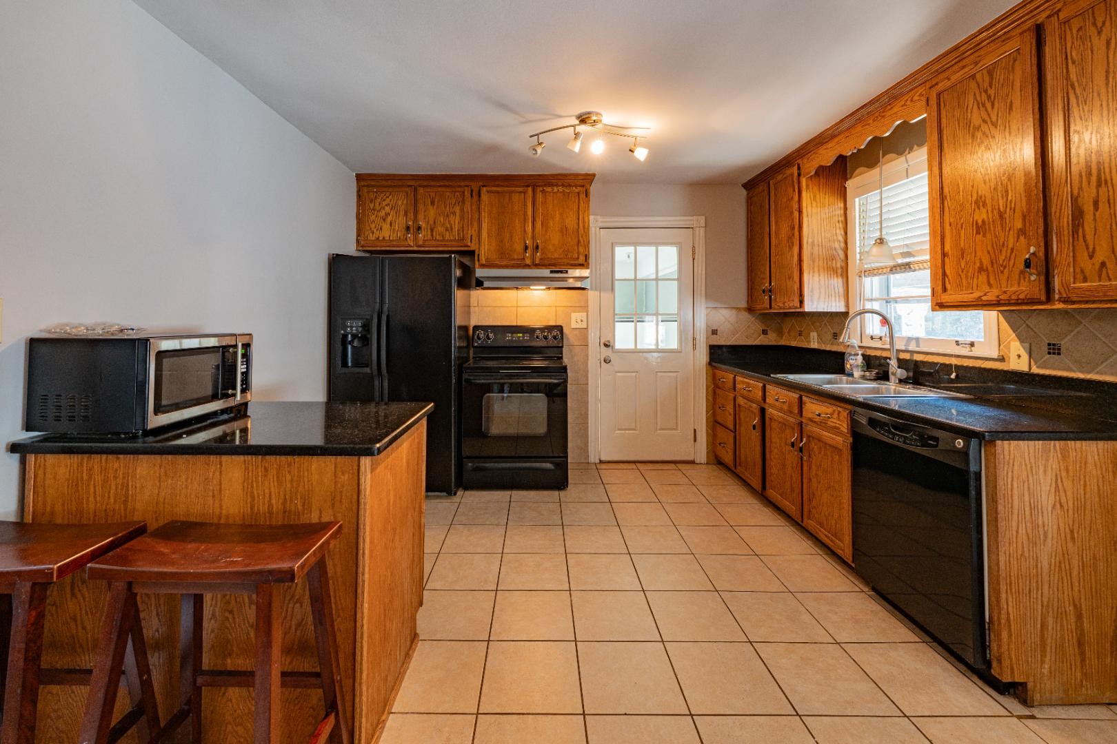 610 Glenpark Ct Property Photo 7