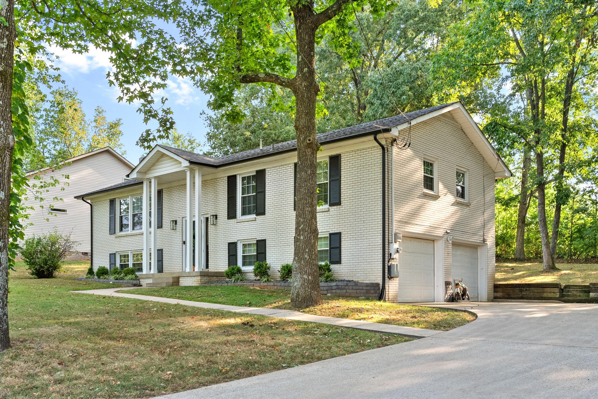 155 E Regent Dr Property Photo 3