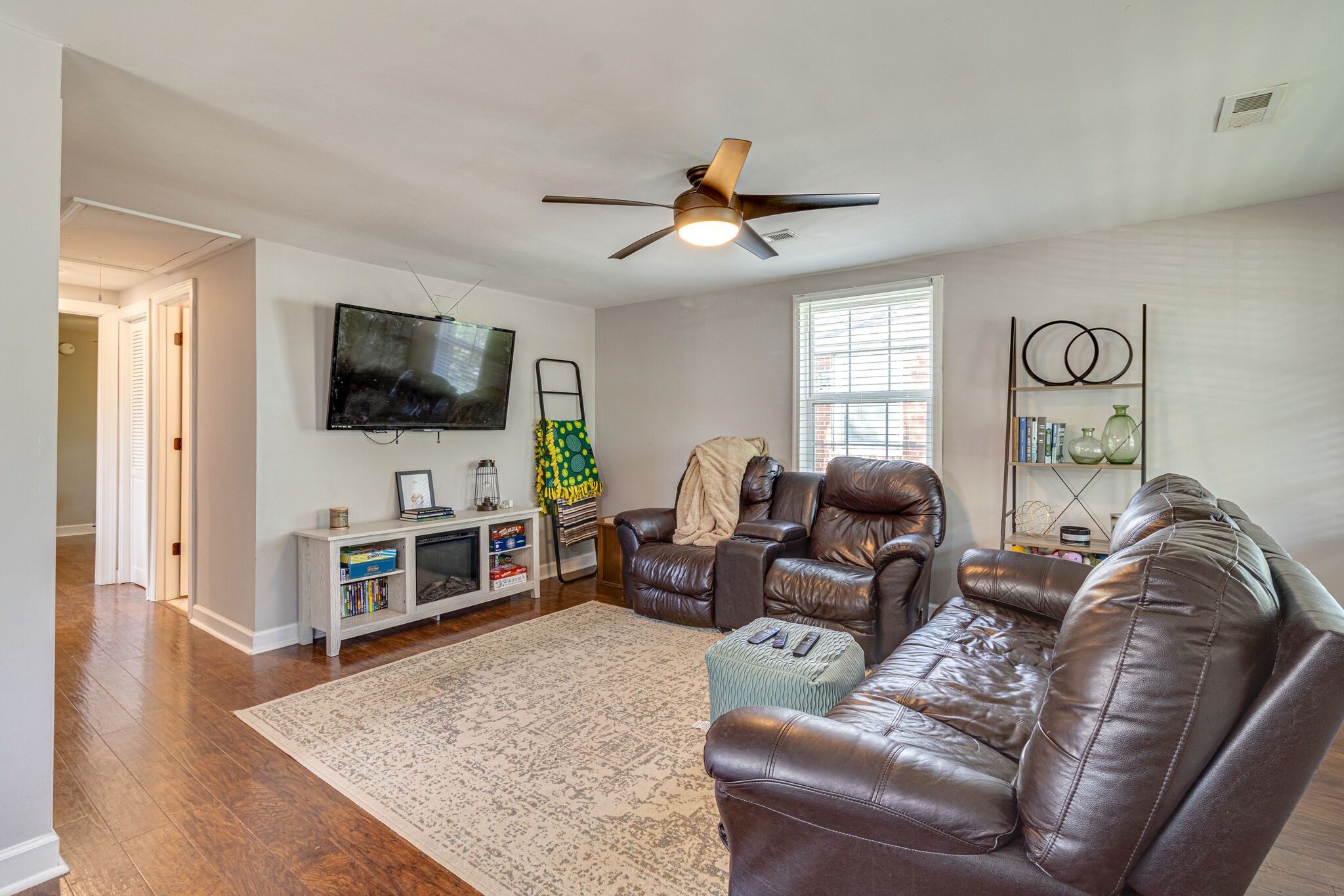 2429 Batavia St Property Photo 5