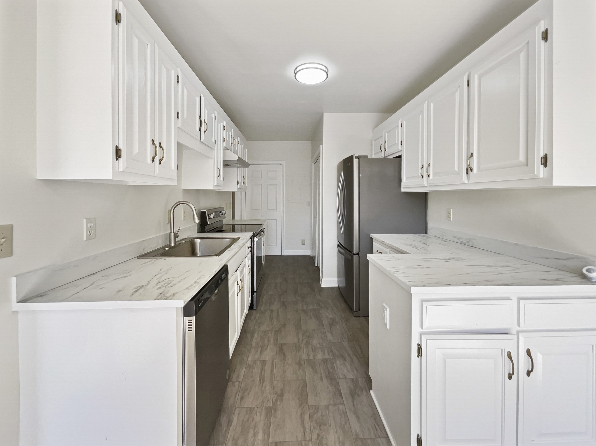 1515 Brentwood Pointe Property Photo 2