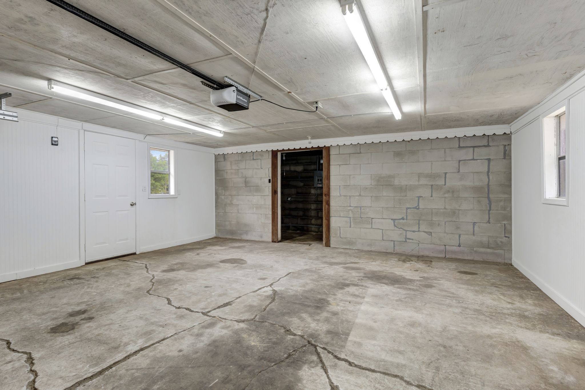 809 S Broadway St Property Photo 26