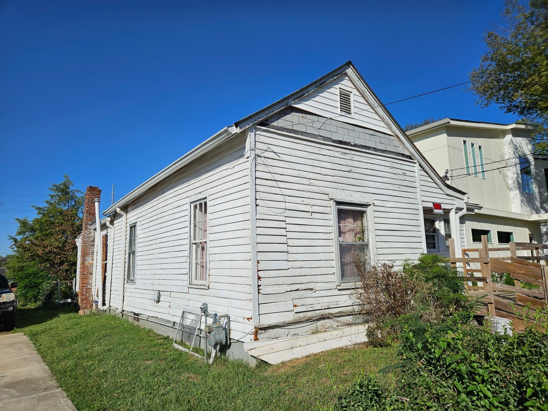 2432 Batavia St Property Photo 3