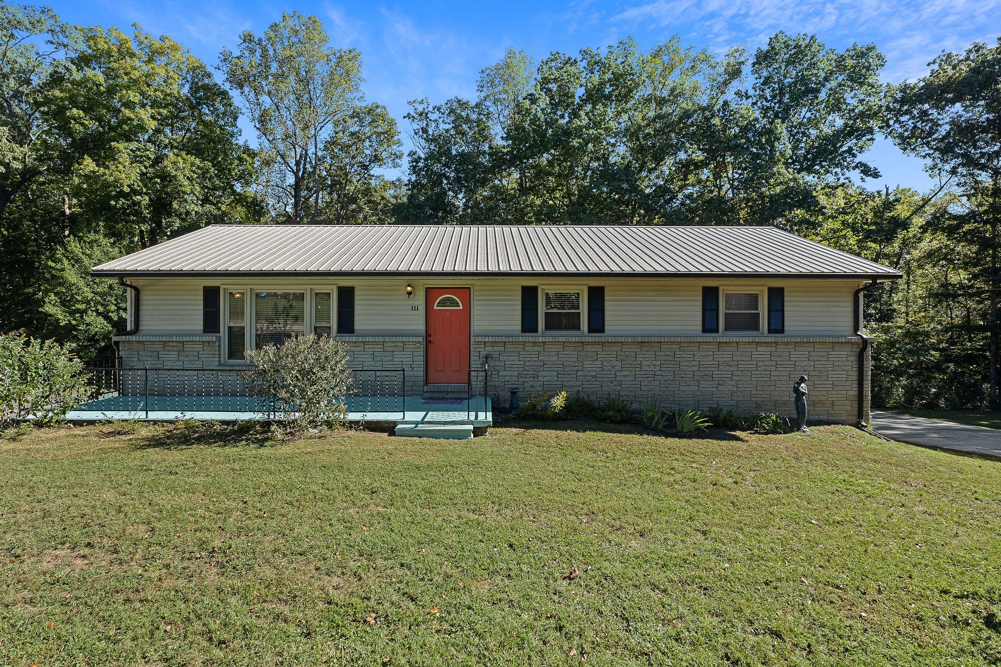 111 Parkview Dr Property Photo 1