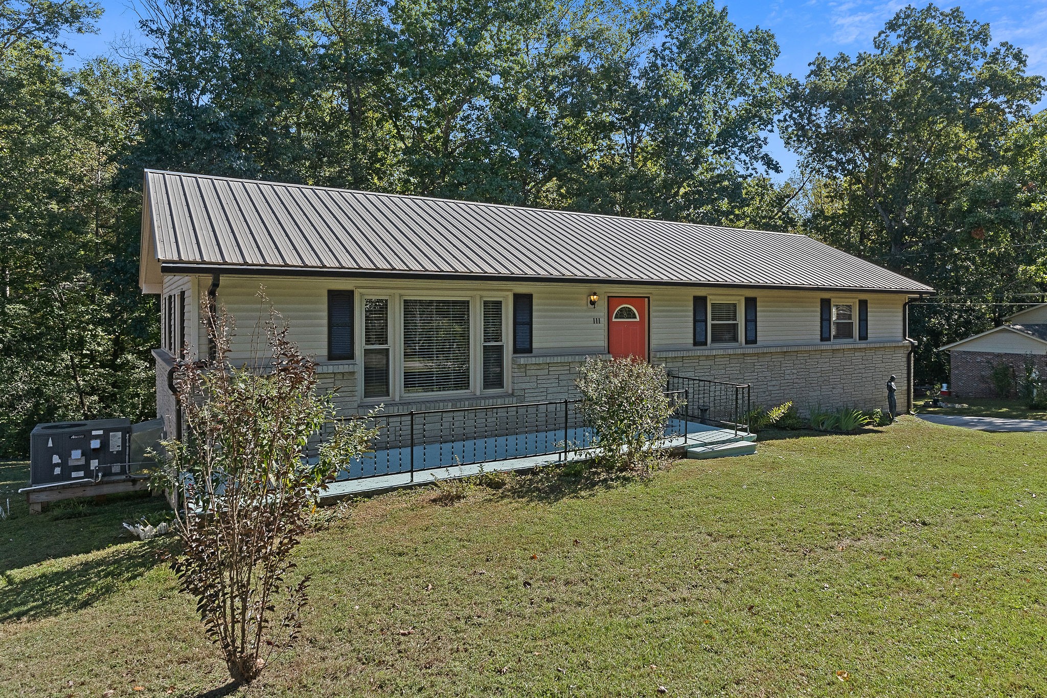 111 Parkview Dr Property Photo 2