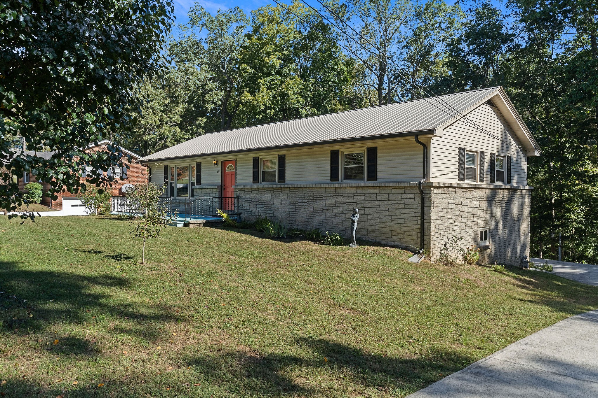 111 Parkview Dr Property Photo 3