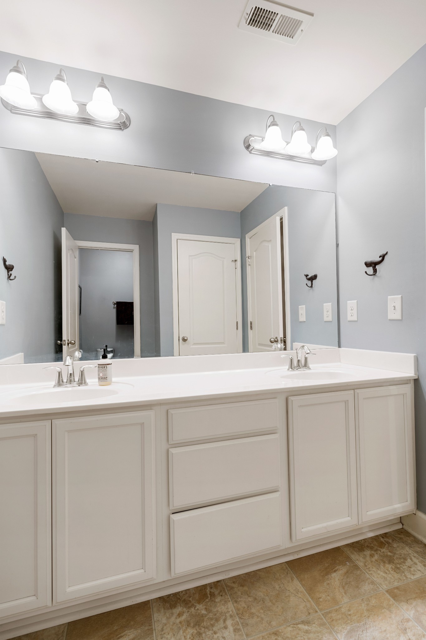 2026 Abbingdon Way Property Photo 12
