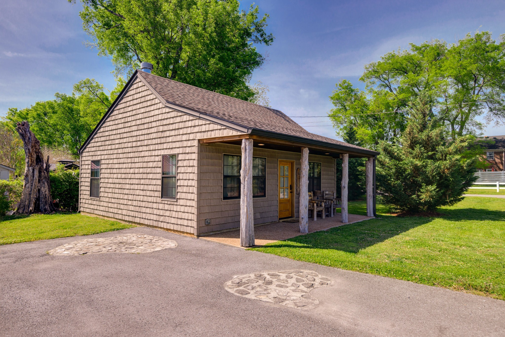 609 Whitthorne St Property Photo 4