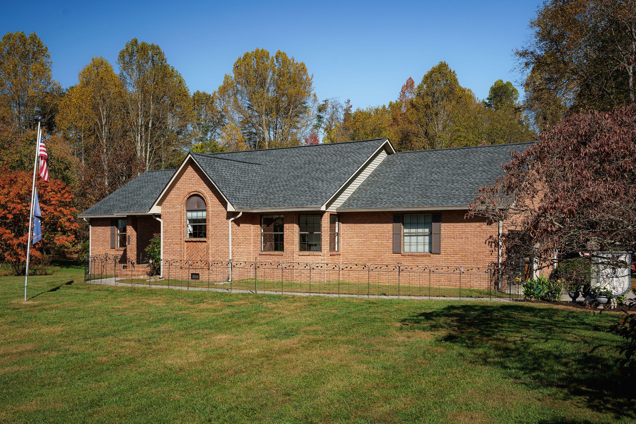 236 Stratford Dr Property Photo 3