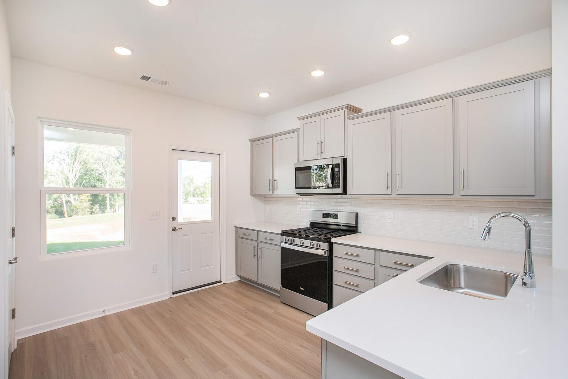469 Brook Ave Property Photo 4