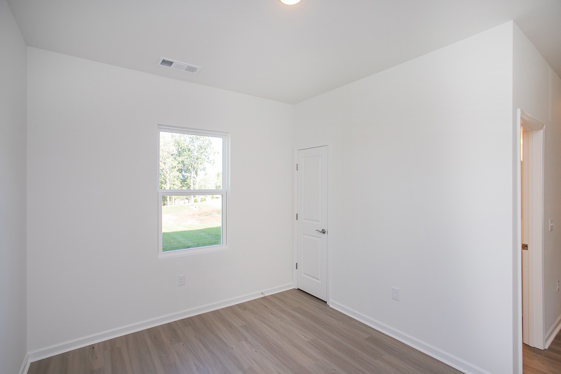 469 Brook Ave Property Photo 7