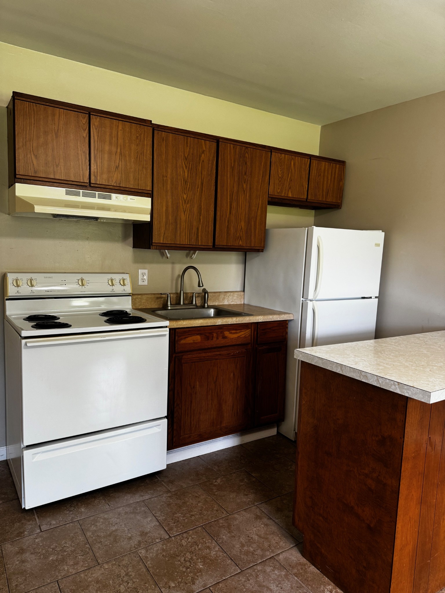 184 Gwyndaland Dr Property Photo 3