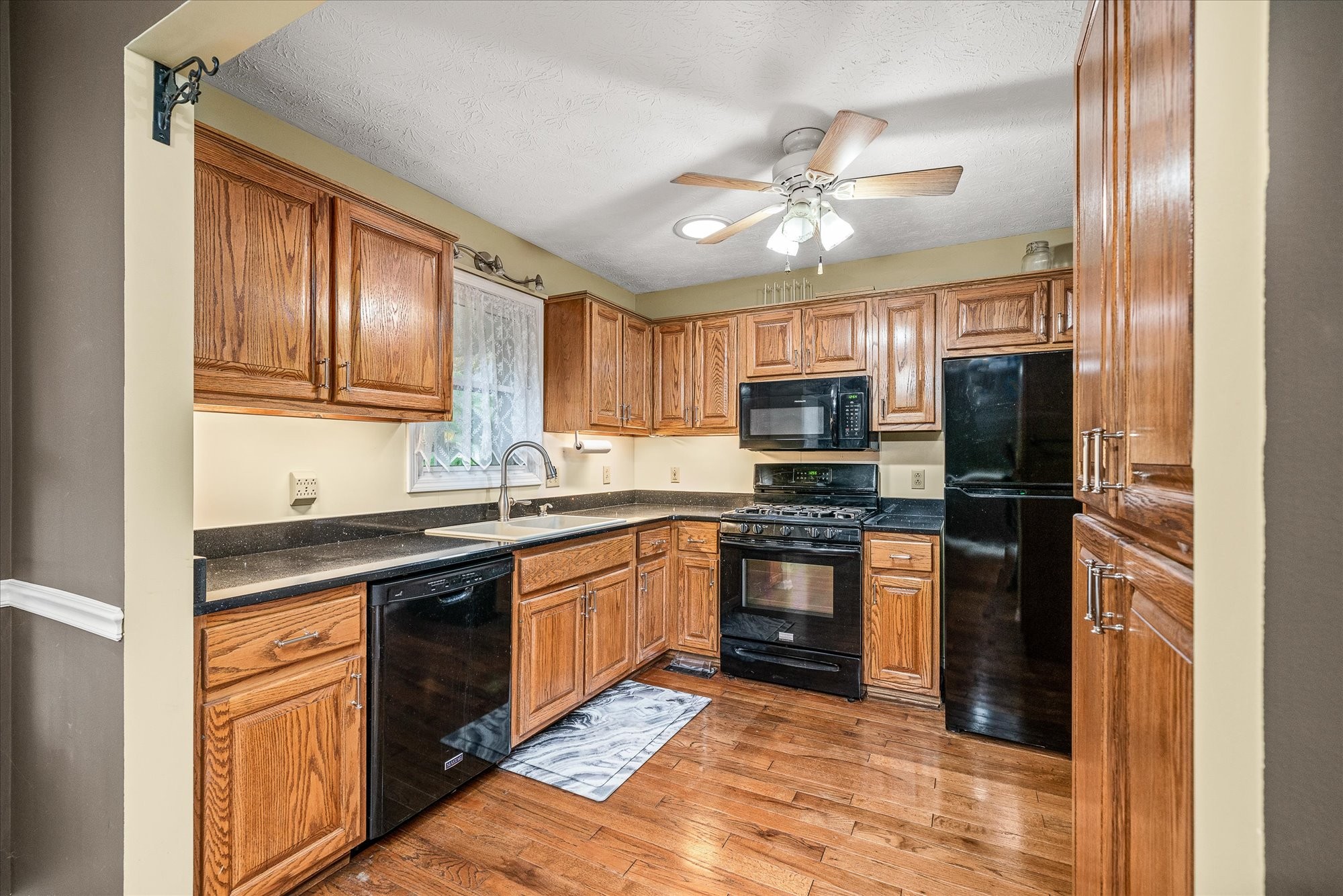 1760 Heathrow Dr Property Photo 4