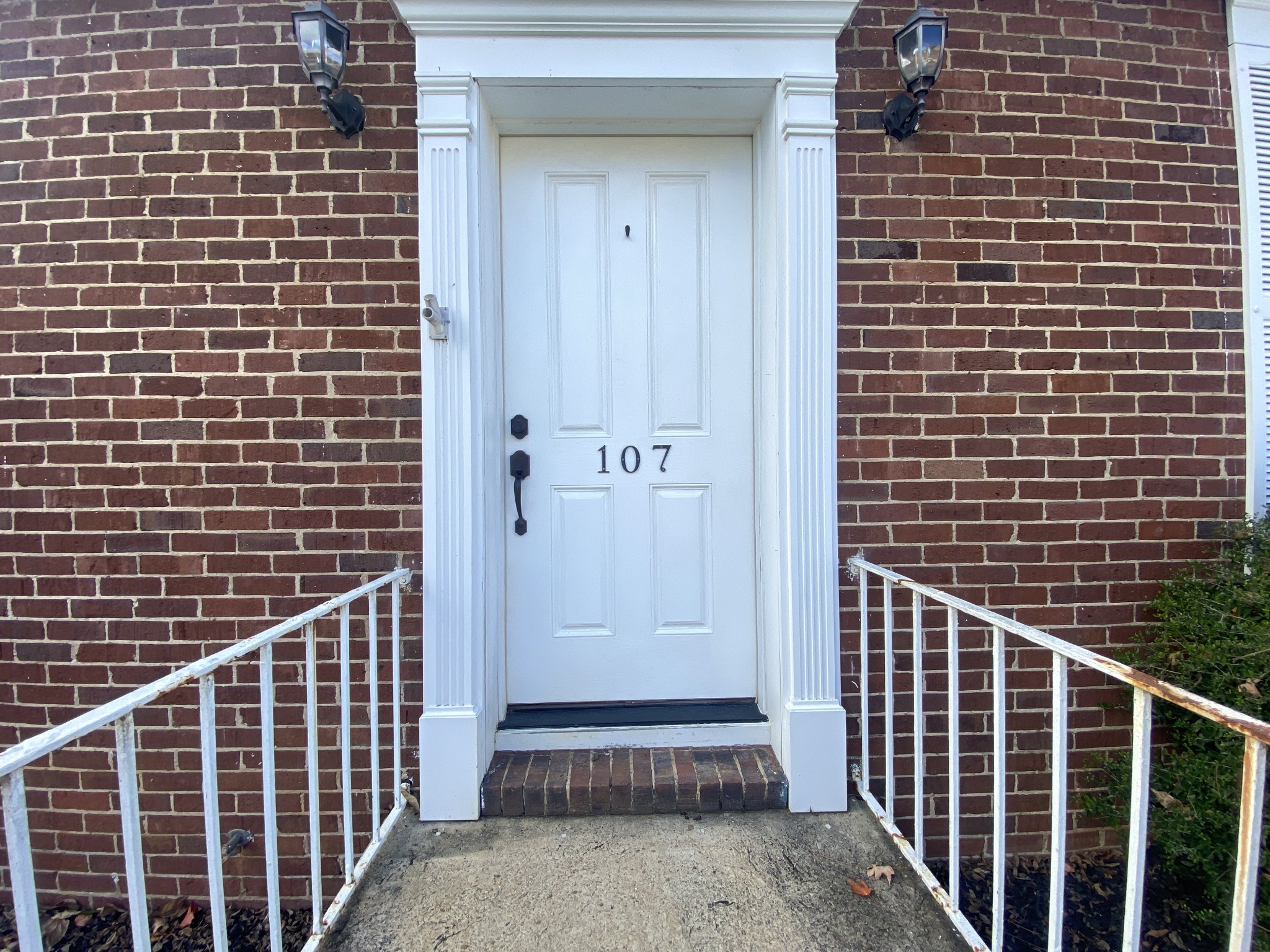 107 Lind St Property Photo 3